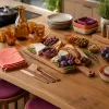 Recevoir à la maison sans quitter les fourneaux : agencer sa cuisine pour la convivialité
