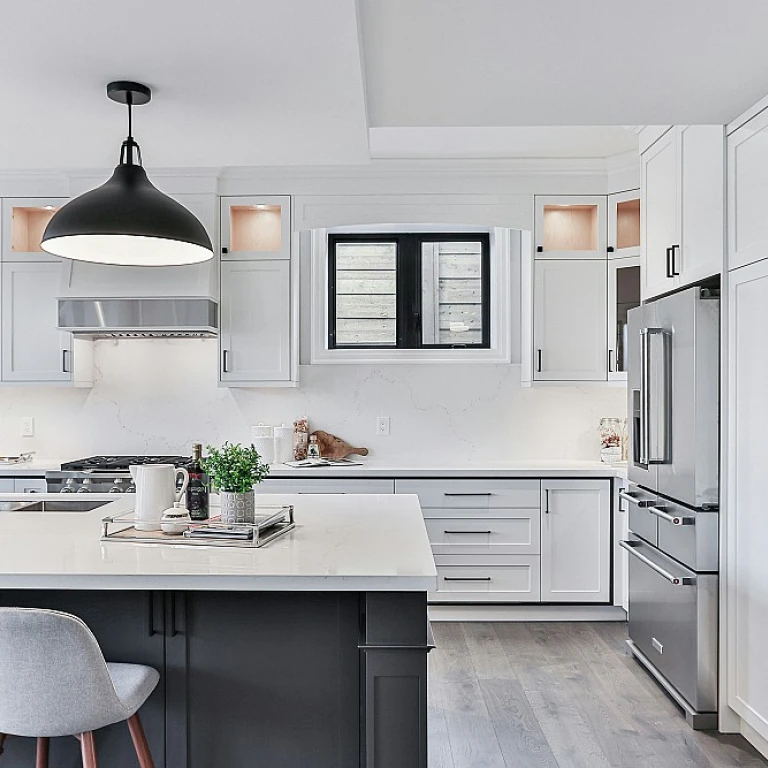Optimiser l'espace avec un meuble colonne dans votre cuisine