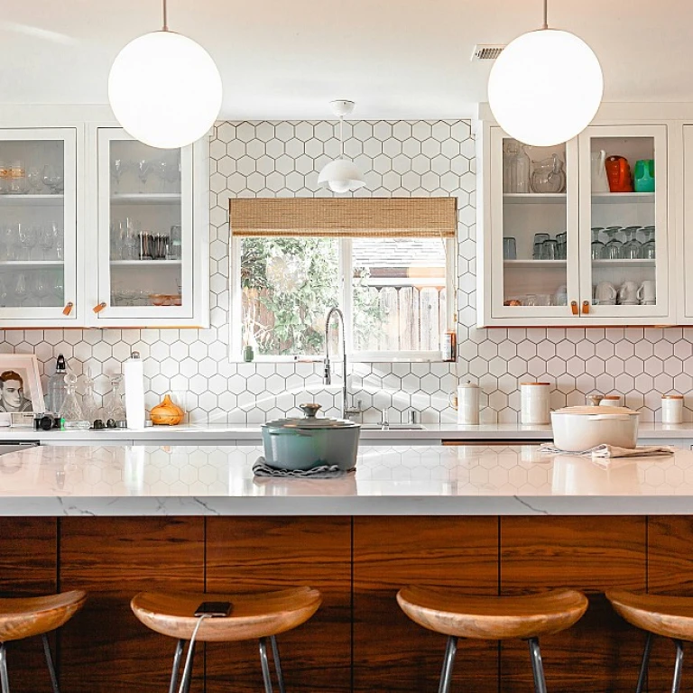 Optimisez votre cuisine avec une nappe transparente sur mesure