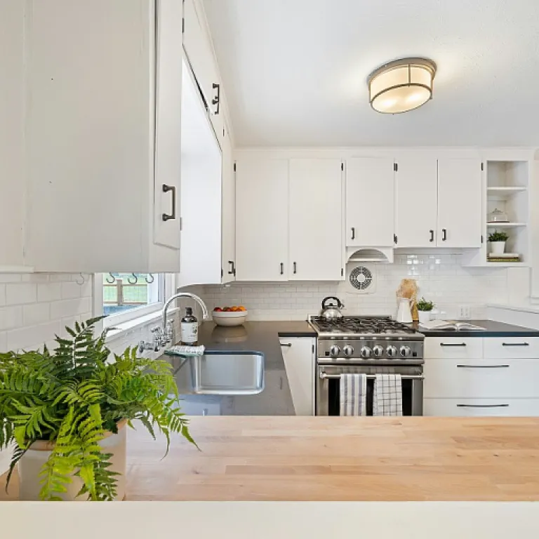 Comment réussir l’aménagement d’une cuisine blanc noir élégante et fonctionnelle