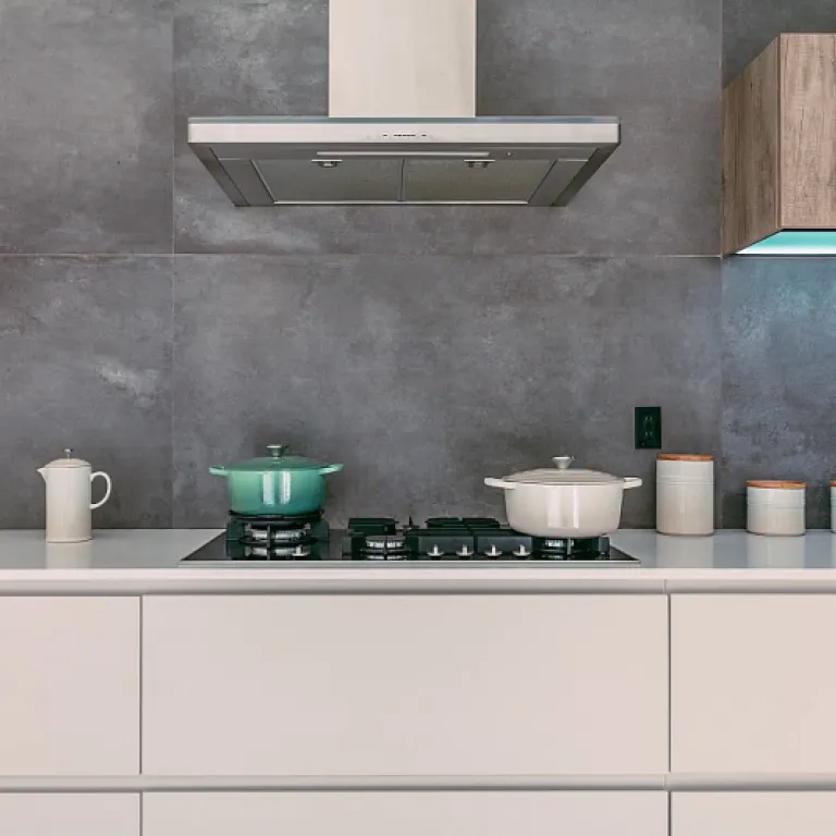 Pourquoi choisir un range couvert en bois pour organiser sa cuisine