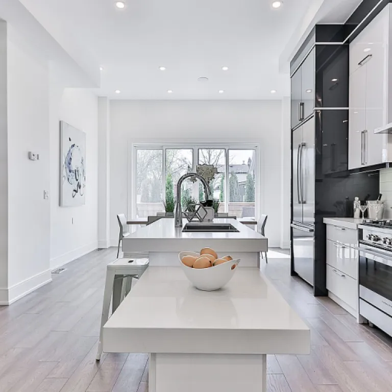 Armoire basse à portes coulissantes : une solution de rangement élégante pour la cuisine et le bureau