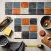 Crédence en zellige : le charme artisanal qui survit (ou pas) au quotidien d'une cuisine familiale